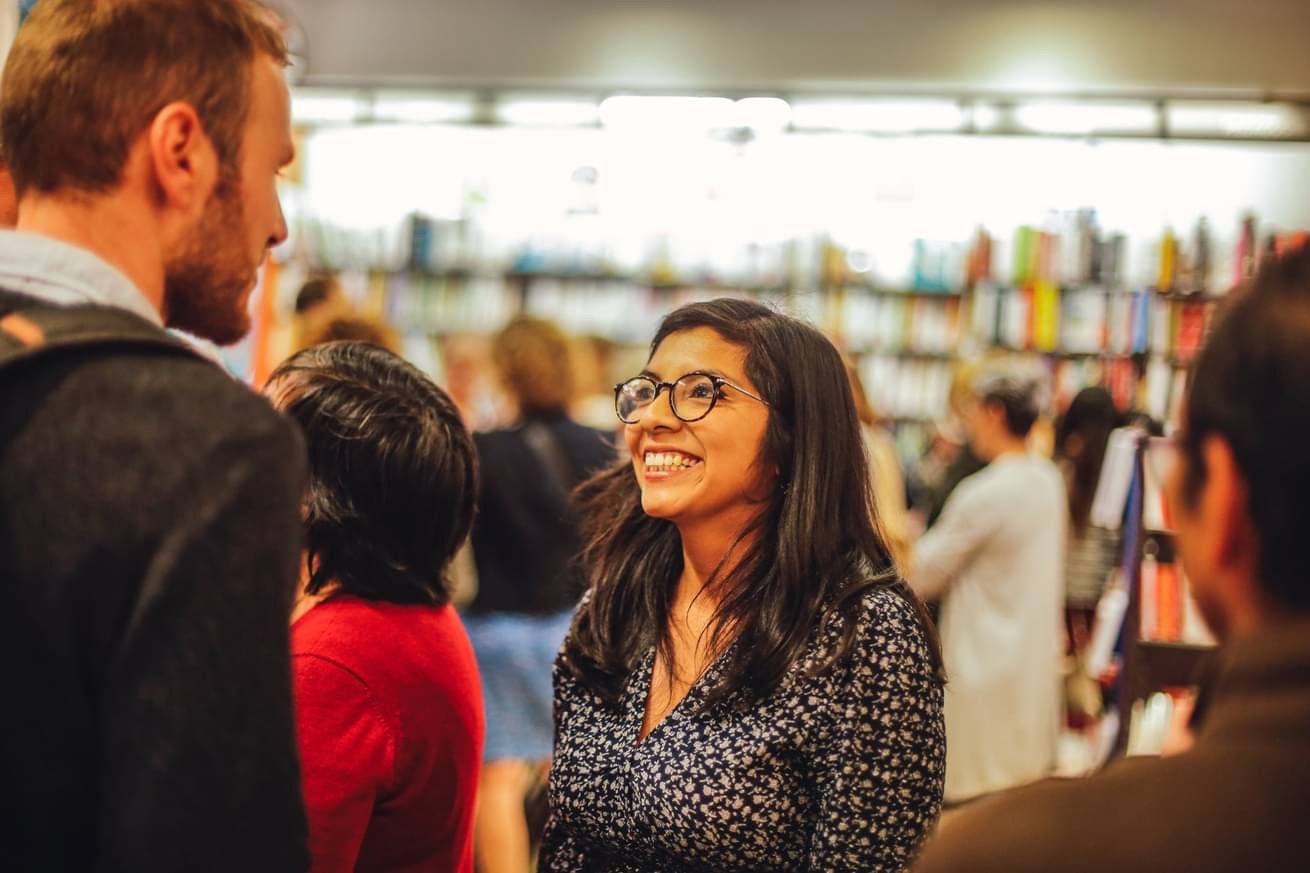 Mélissa Aldana, ghostwriter et co-autrice, en conversation avec des lecteurs en librairie