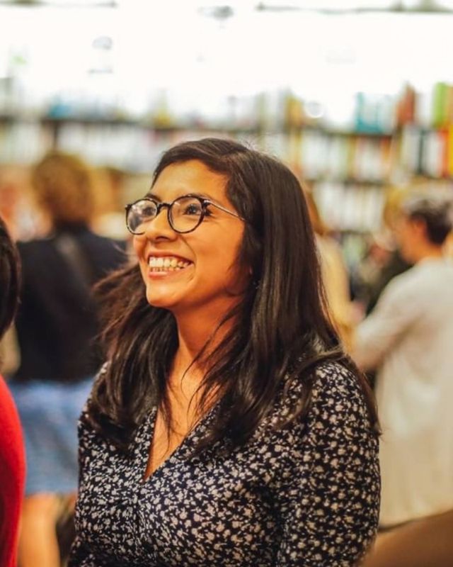 Mélissa Aldana, ghostwriter et co-autrice, souriante lors d'un lancement de livre en librairie