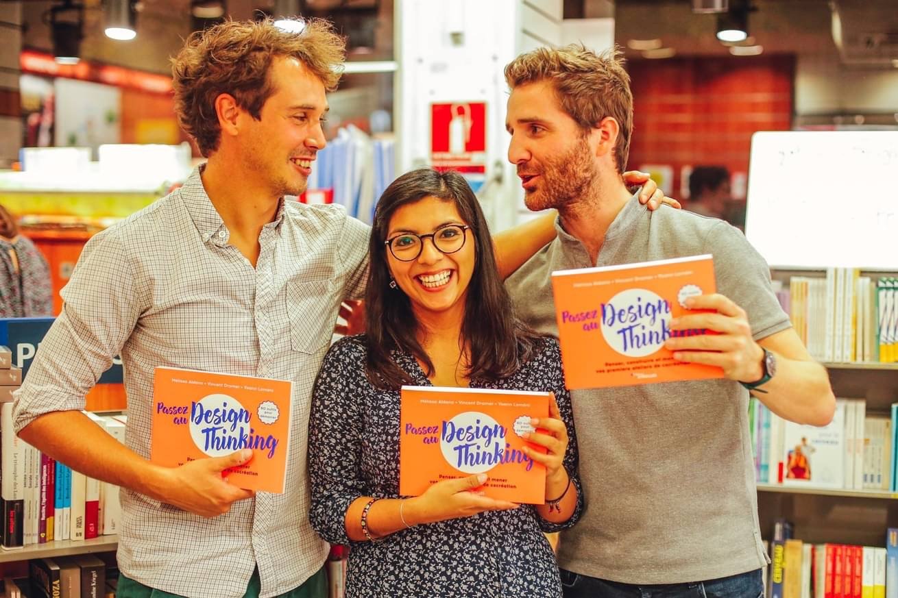 Mélissa Aldana avec ses co-auteurs Vincent Dromer et Yoann Leméni, livre Passez au Design Thinking en main